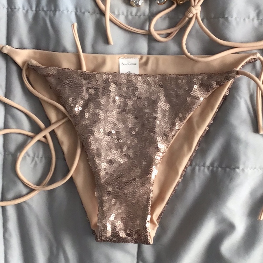 Bikini - Picture 3 of 3